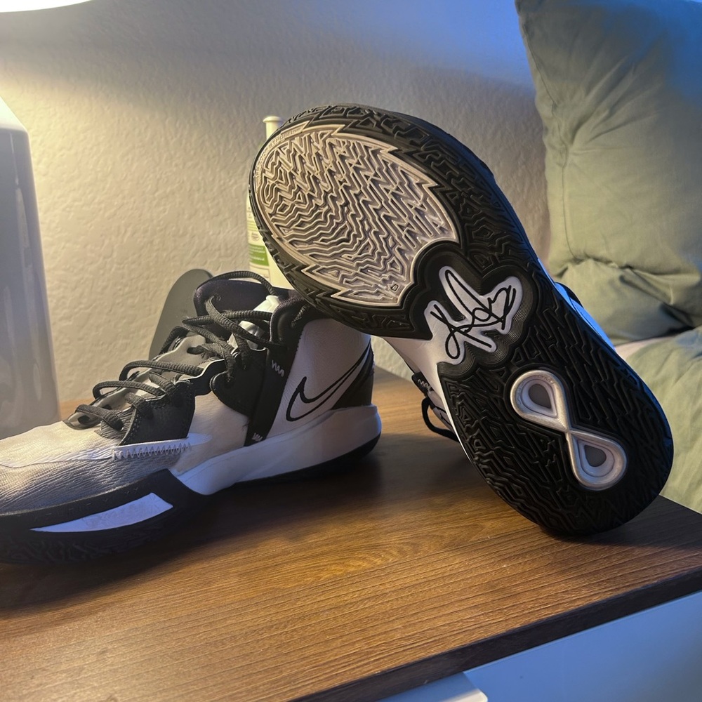 Kyrie, Irving basketball shoes, black and white men’s size 9.5